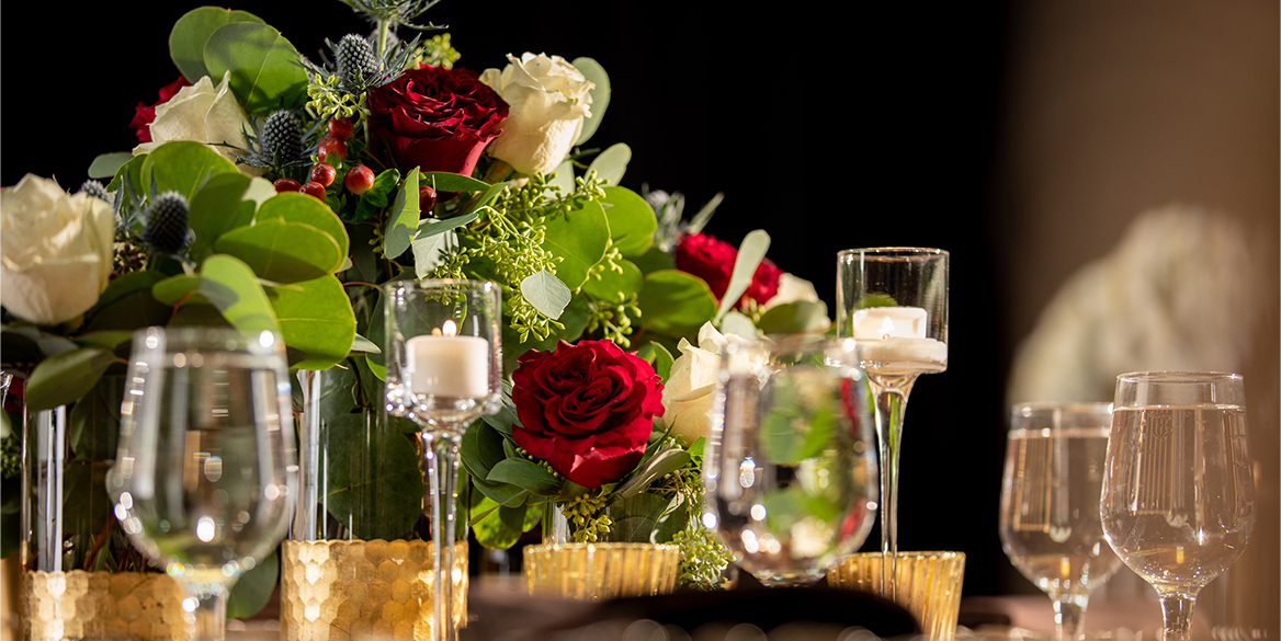 Photo of table arrangement with flowers