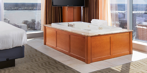 Corner Suites: King with Jacuzzi